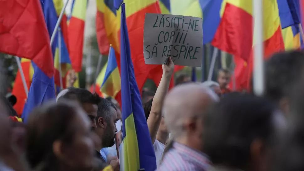 Scandal la protestele din Piața Victoriei. Se amplifică tensiunile: Protestatarii care nu vor școală online, luați pe sus / Foto: Inquam Photos, Octav Ganea