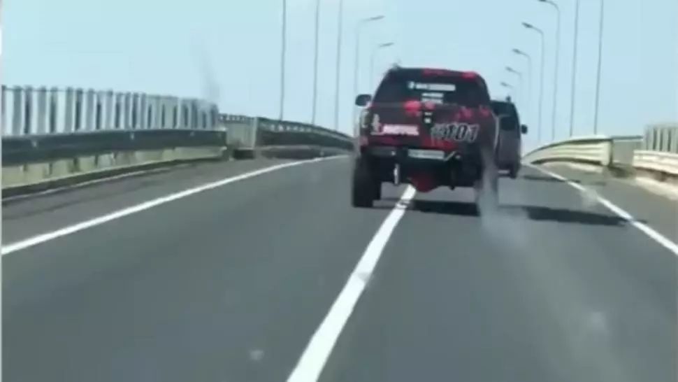 Ambulanță aflată în misiune, șicanată în trafic de un șofer iresponsabil