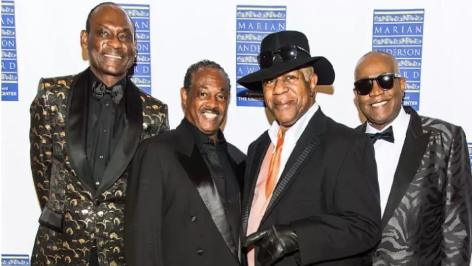 Ronald Bell, centru-dreapta, alături de membrii trupei Kool and the Gang în 2019