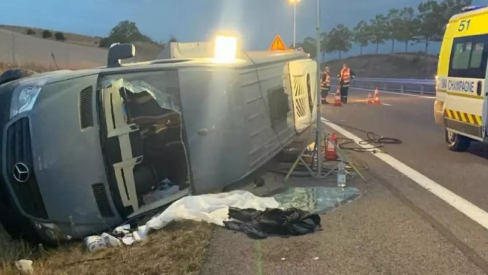 Microbuz cu 12 români, accident grav în Franța. O fetiță riscă să-și piardă mâna (sursa foto: captură lunion.fr)