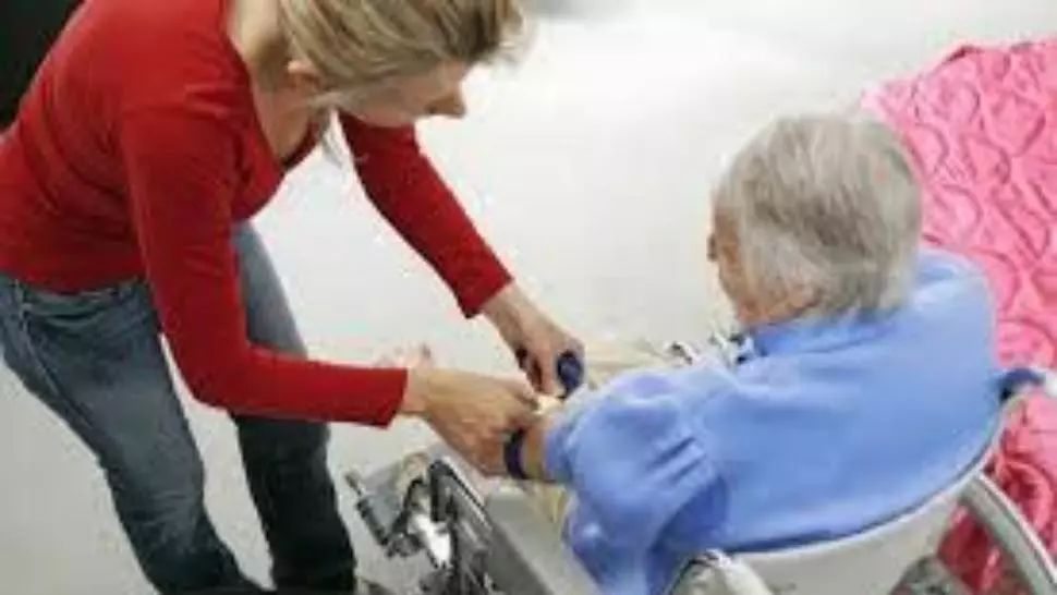 Au crescut salariile badantelor din Italia. Ce sume vor primi româncele care vor îngriji bătrâni.