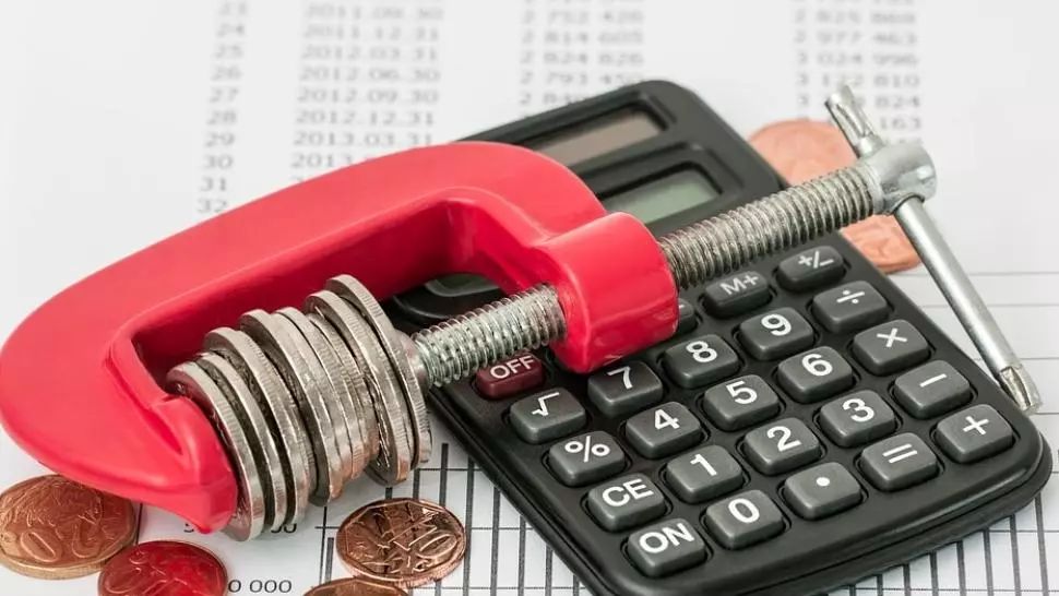 Lovitură pentru români: salariul minim, în pericol 