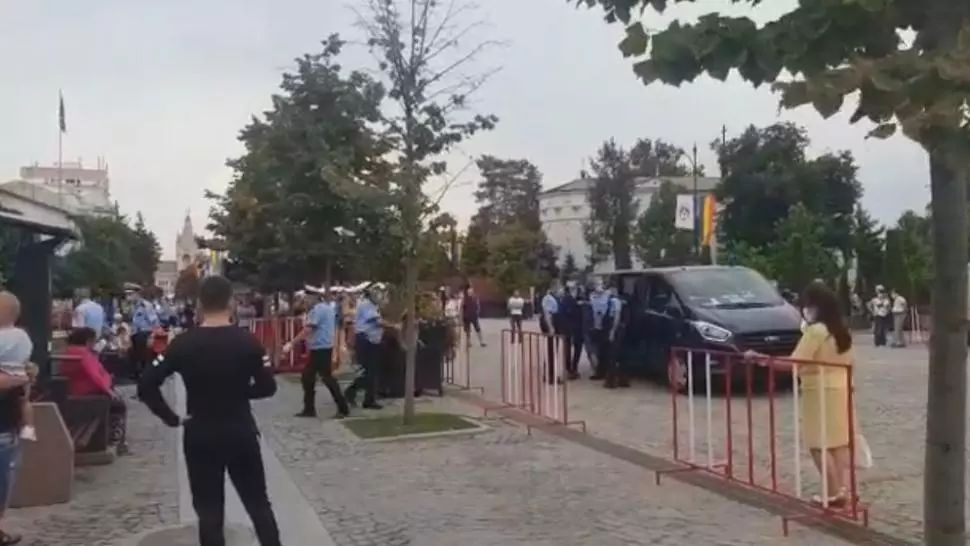 VIDEO Scene șocante în curtea Mitropoliei Iași, protestatari puși la pâmânt de polițiști și luați cu duba