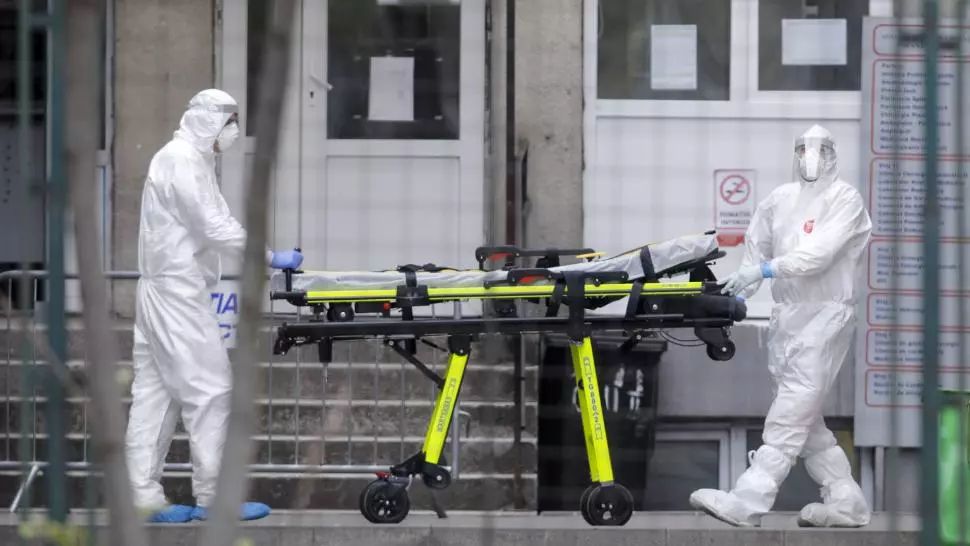  Un pacient CONFIRMAT cu coronavirus a așteptat 10 ore în curtea Spitalului Județean Sibiu. Ce spune conducerea unității medicale