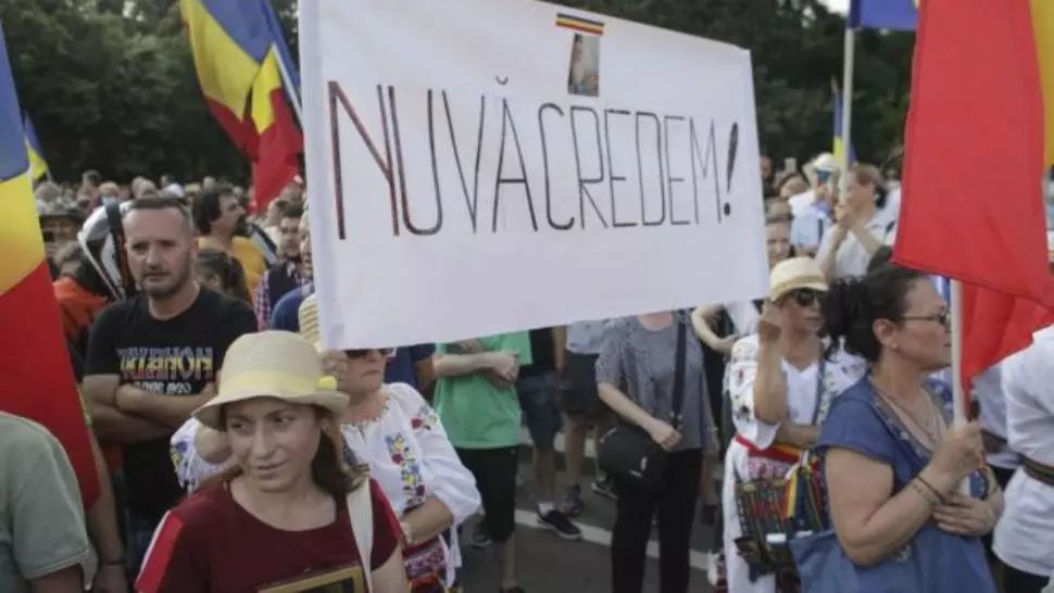 Proteste împotriva purtării măștii de protecție în școli - Zeci de oameni au ieșit în stradă în Cluj, Timișoara, Oradea și București