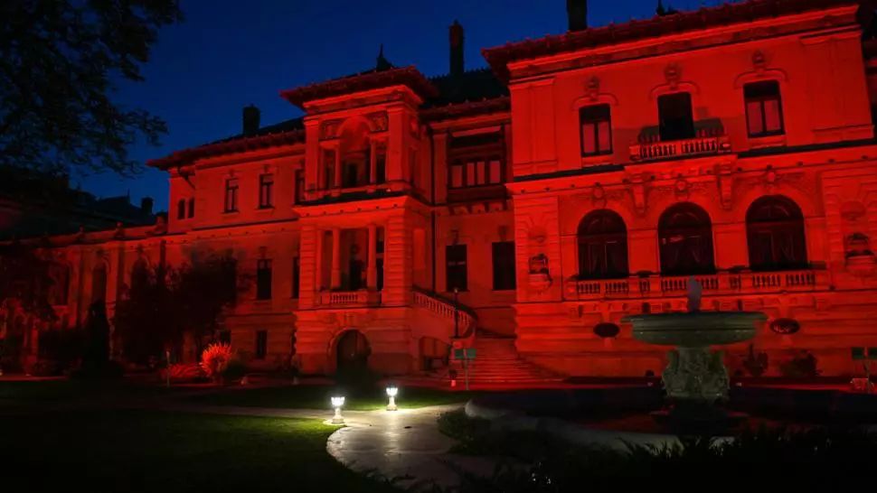 Palatele Cotroceni și Victoria, iluminate în roșu pentru a marca Ziua mondială de conștientizare a distrofiei musculare Duchenne Foto: Presidency.ro, Gov.ro