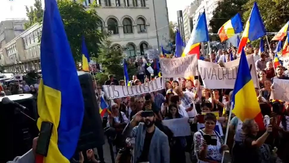 VIDEO LIVE - Protest absurd în Piața Universității - Peste 120 de oameni scandează împotriva purtării măstii de protecție
