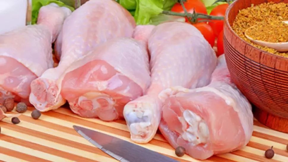 Carnea de pui, BOMBĂ ALIMENTARĂ. Dezvăluiri șocante despre hormonii de creştere din carnea albă