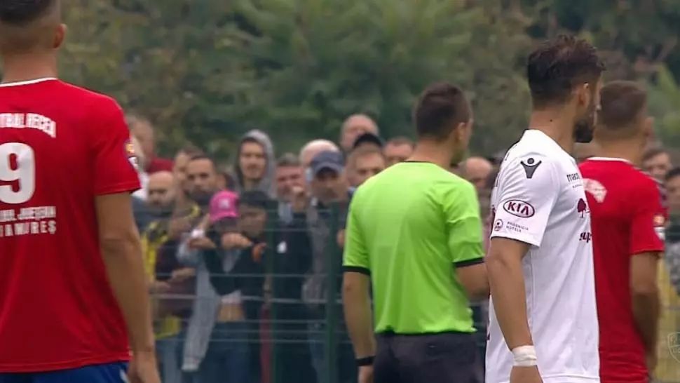 FOTO | Pandemia, ignorată în Maramureş! Sute de spectatori la meciul Rapidului