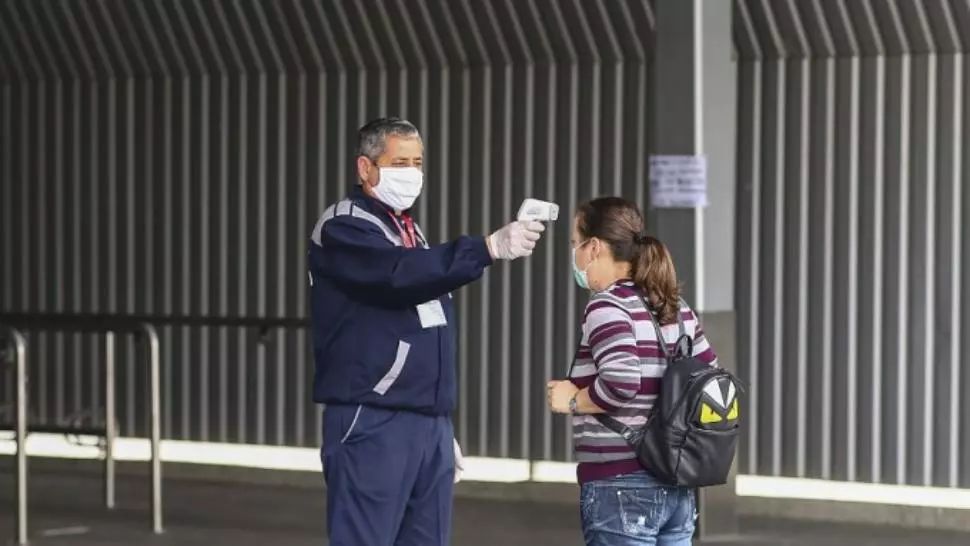 VIDEO - Paznicul a dat cu dezinfectant în ochi unui copil, în loc să-i ia temperatura. Imaginile de pe camera de supraveghere