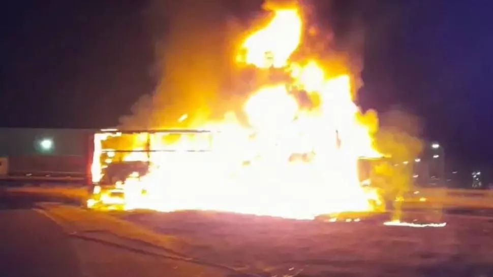 Incendiu pe autostradă: un TIR plin cu ulei s-a aprins ca o torță