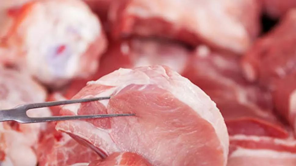 Unul din doi români consumă carne zilnic
