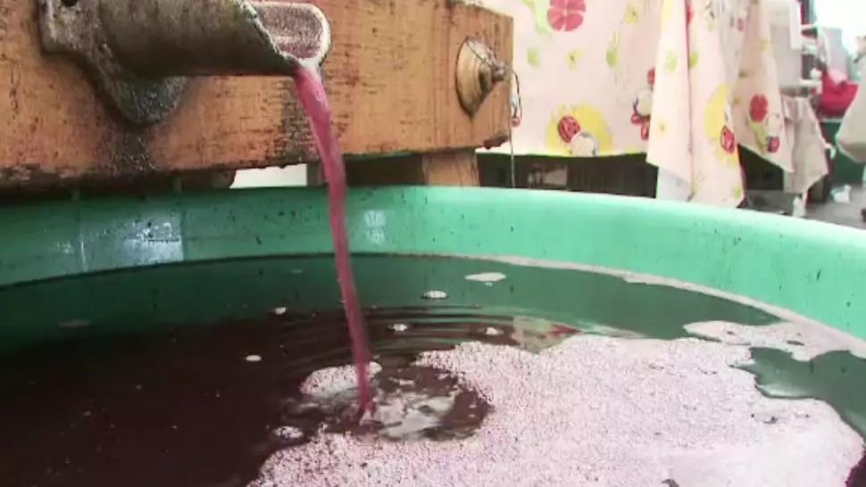 Atenție la dioxidul de carbon acumulat în beciurile sau spaţiile închise unde mustul este pus la fermentat!