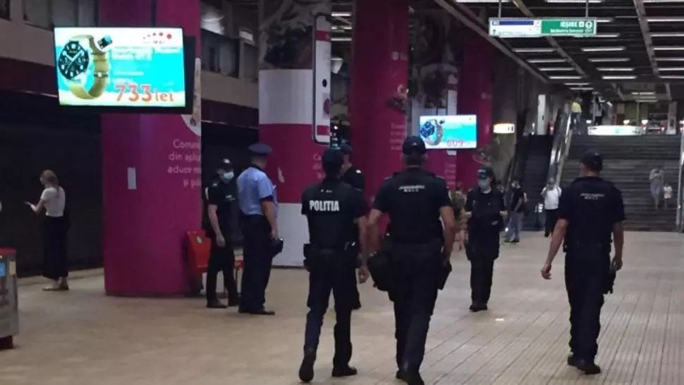 Controale de proporții la metrou și în autobuze! Polițiștii verifică respectarea regulilor împotriva răspândirii virusului
