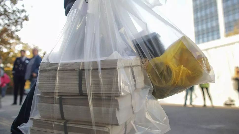 Înregistrări din camera cu voturi de la Sectorul 1: saci rupți și buletine de vot aruncate / Foto: Inquam Photos, Octav Ganea