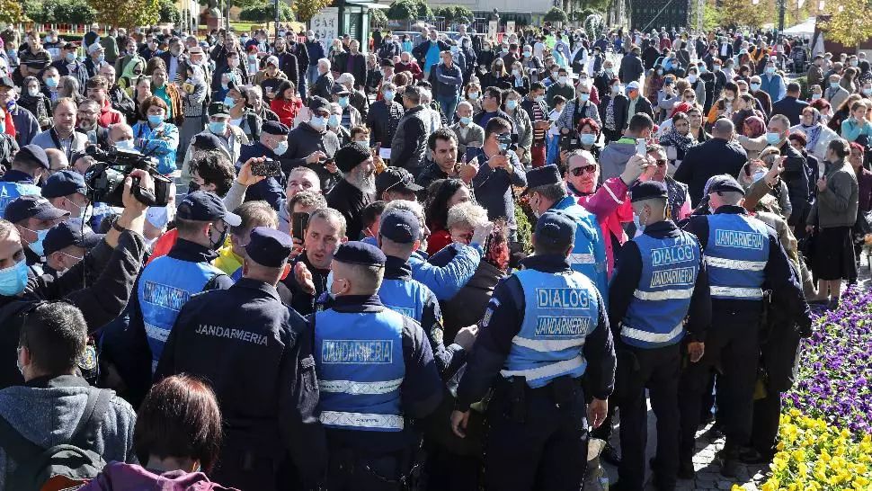 Îmbrânceală între credincioși și jandarmi, la racla Sfintei Parascheva / Foto: Inquam Photos, Liviu Chirica