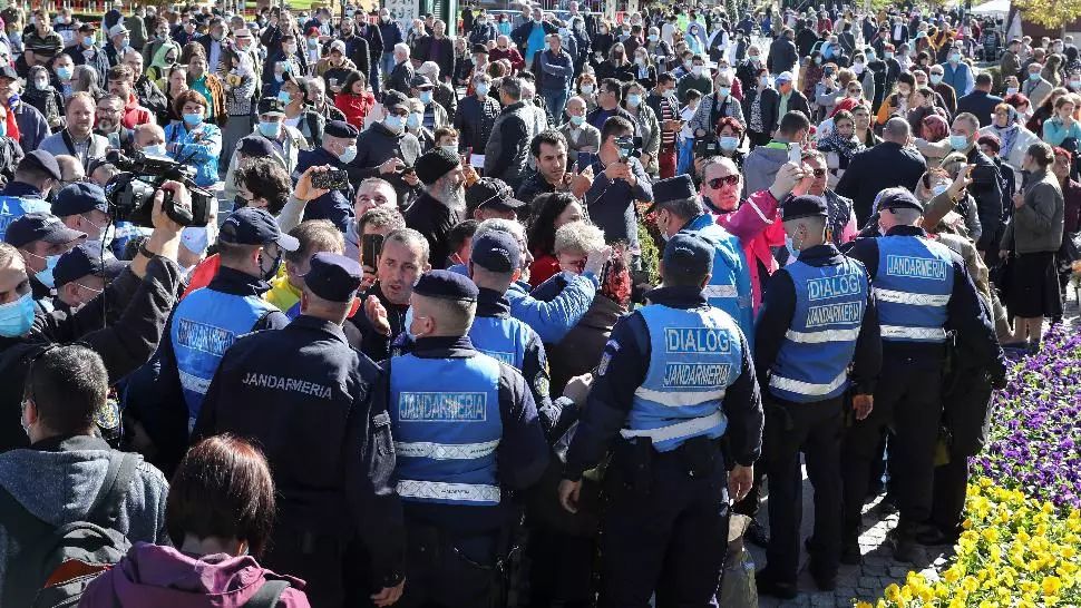 Anchetă după pelerinajul de sf. Parascheva. Jandarmi cercetați după îmbulzeala de la raclă / Foto: Inquam Photos, Liviu Chirica