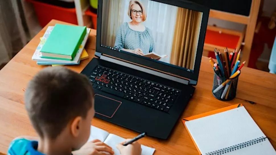Dascălii care refuză să predea online riscă să-și piardă serviciul