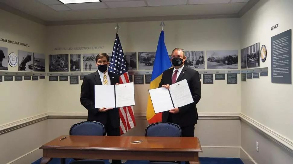 Șeful Pentagonului, Mark Esper, și ministrul Apărării, Nicolae Ciucă au semnat „Foaia de parcurs pentru cooperare în domeniul apărării pentru 2020-2030”, 8 octombrie 2020 Foto: Facebook.com/Nicolae Ionel Ciucă