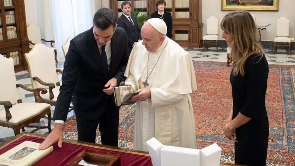 Papa Francisc, alături de premierul spaniol Pedro Sanchez și soția acestuia, fără mască de protecție, la Vatican Foto: Twitter.com