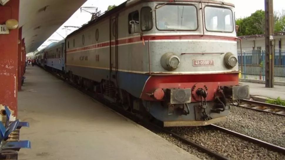 Tren în gară
