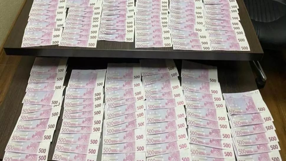 Peste 60.000 de euro falși, puși în circulație pe teritoriul Republicii Moldova