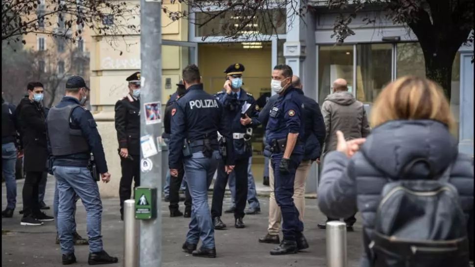Luare de ostatici într-o bancă din Italia. foto: captură tgcom.24