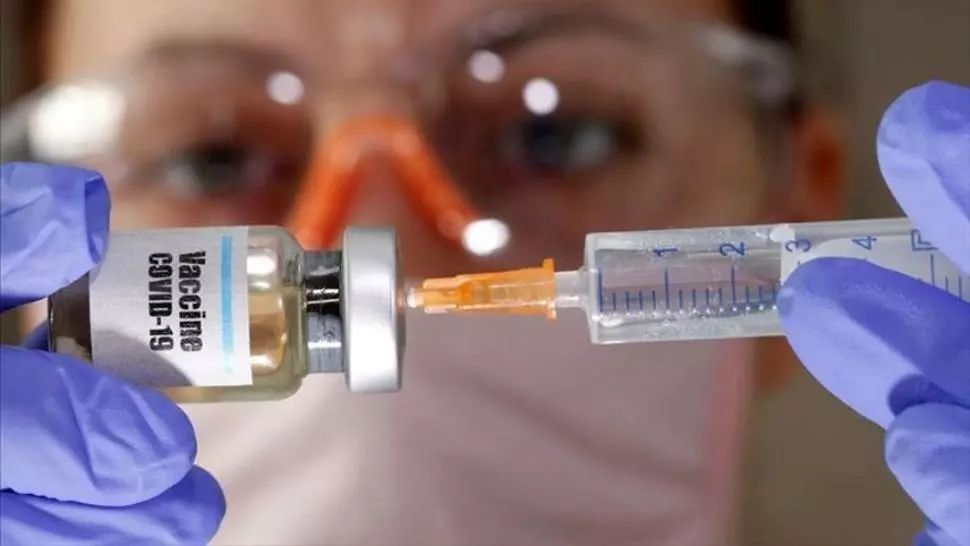 STUDIU. Teoriile conspiraţioniste şi dezinformarea alimentează neîncrederea în vaccinuri