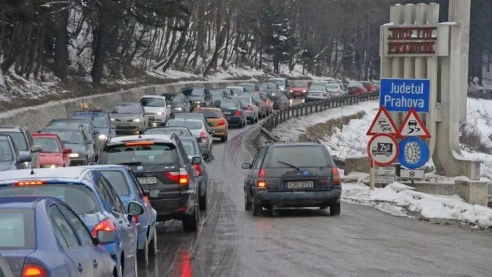Aglomerație pe DN1. Bucureștenii au luat cu asalt, din nou, drumul spre munte
