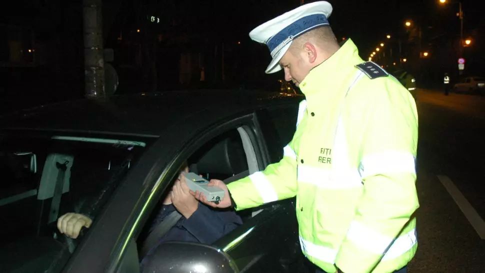 Un șofer beat și fără carnet de conducere, arestat la domiciliu în Sfântu Gheorghe