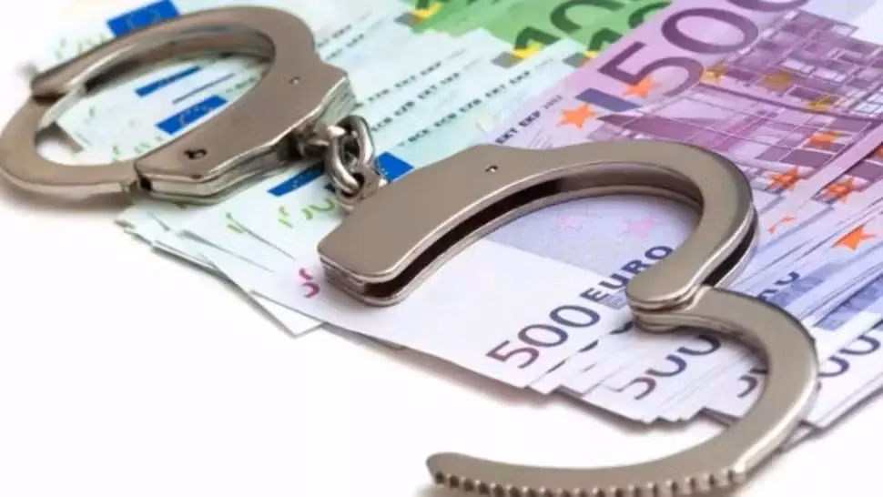 O polițistă din București este acuzată că a șantajat un medic