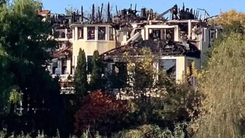Pagube de milioane de euro la vila arsă din Izvorani care a aparținut lui Irinel Columbeanu Foto: Facebook.com/MirceaUzunov