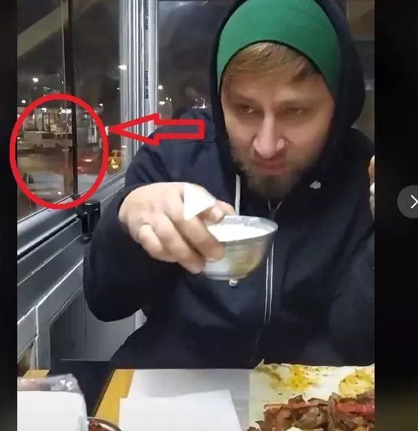 VIDEO – Mânca liniștit la restaurant când a simțit că cineva se uită insistent pe geam la el