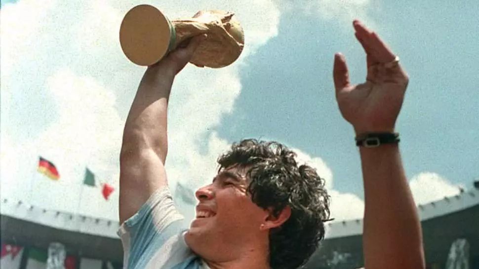 Diego Maradona a murit