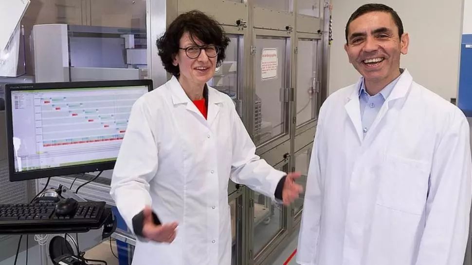 Povestea CUPLULUI de medici care ar putea salva lumea. De la altar, au mers în laborator pentru a găsi formula vaccinului anti-Covid