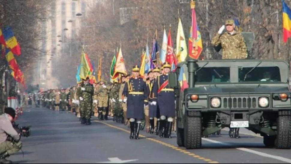 1 decembrie în pandemie. Doar 150 de militari vor defila pe sub Arcul de Triumf. Oficialitățile lipsesc, iar publicul nu are acces