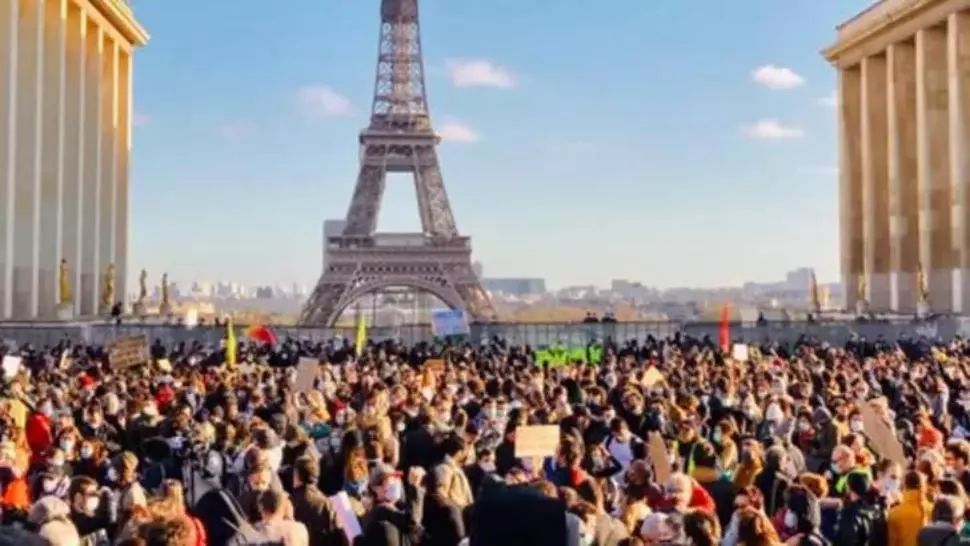 Proteste jurnaliști în Paris pentru libertatea presei, în Piața Trocadero Foto: Twitter.com