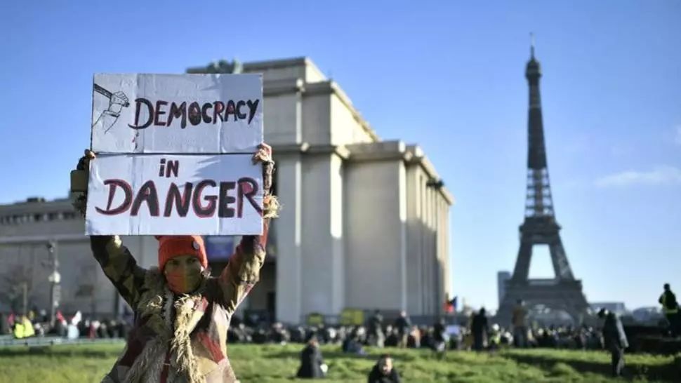 Legea securității, rescrisă în Parlamentul francez după amplele proteste din weekend