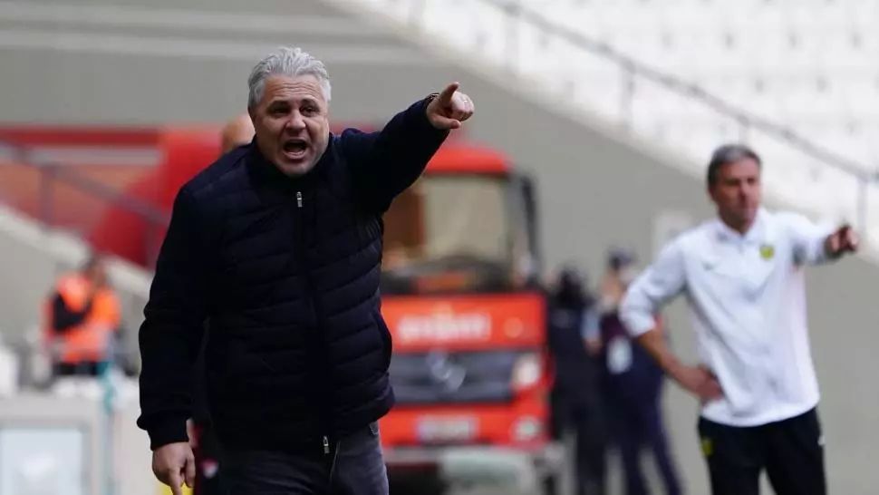 Cum este Şumudică nedreptăţit în Turcia! ,,Când deschide gura, arbitrii aleargă cu cartonaşul în mână”