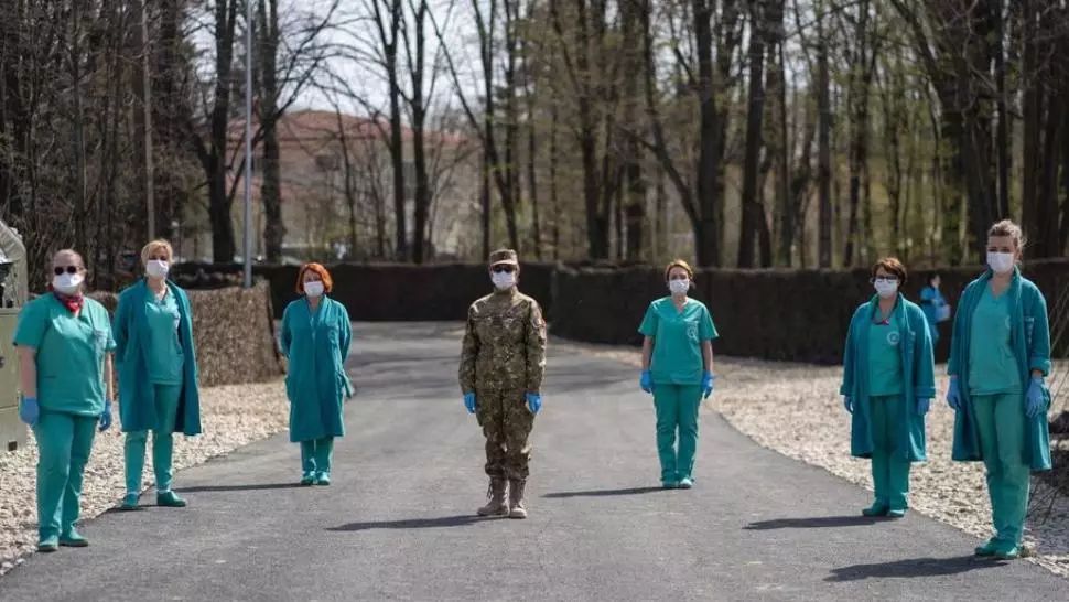 Ministerul Apărării va asigura transportul vaccinurilor la centrele de depozitare Foto: Facebook.com/Nicolae Ciucă