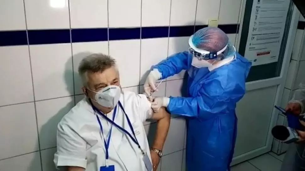 Medicul Sorin Rugină, prima persoană vaccinată anti-Covid în Constanța. Foto: Facebook MApN