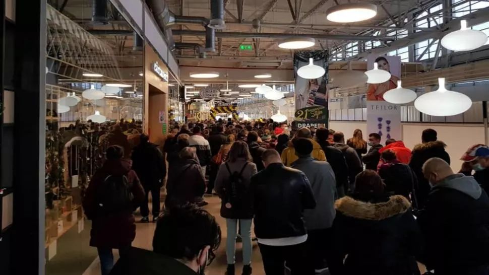  ÎNGHESUIALĂ la deschiderea unui magazin, în mall-ul din Craiova