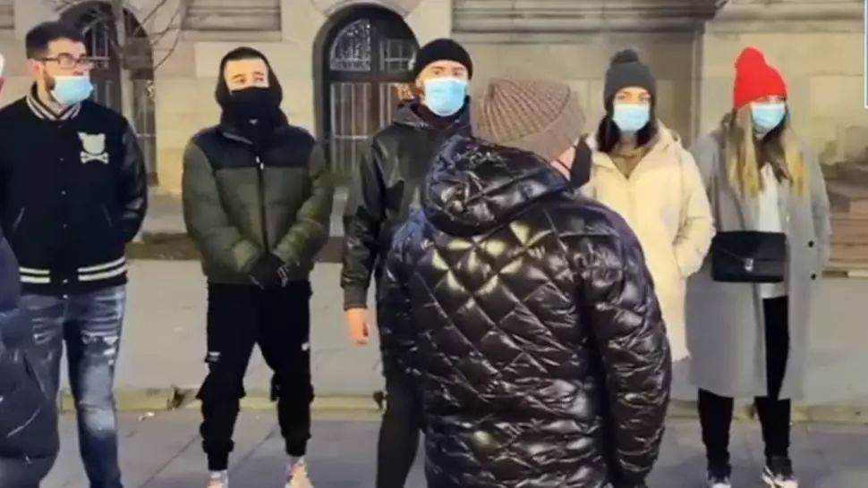 Patronii de restaurante şi cafenele, din Craiova, protest în faţa Prefecturii Dolj, în urma deciziei de reintrare în Scenariul Roşu