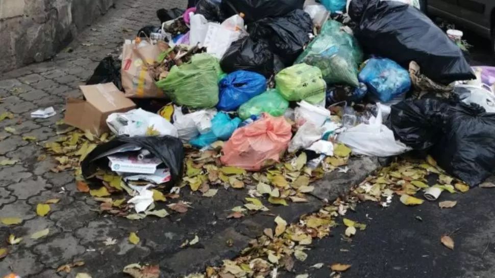 Orașe sufocate de gunoaie în toată țara! Romprest, implicată în mai multe scandaluri. Care este motivul rezilierii contractelor