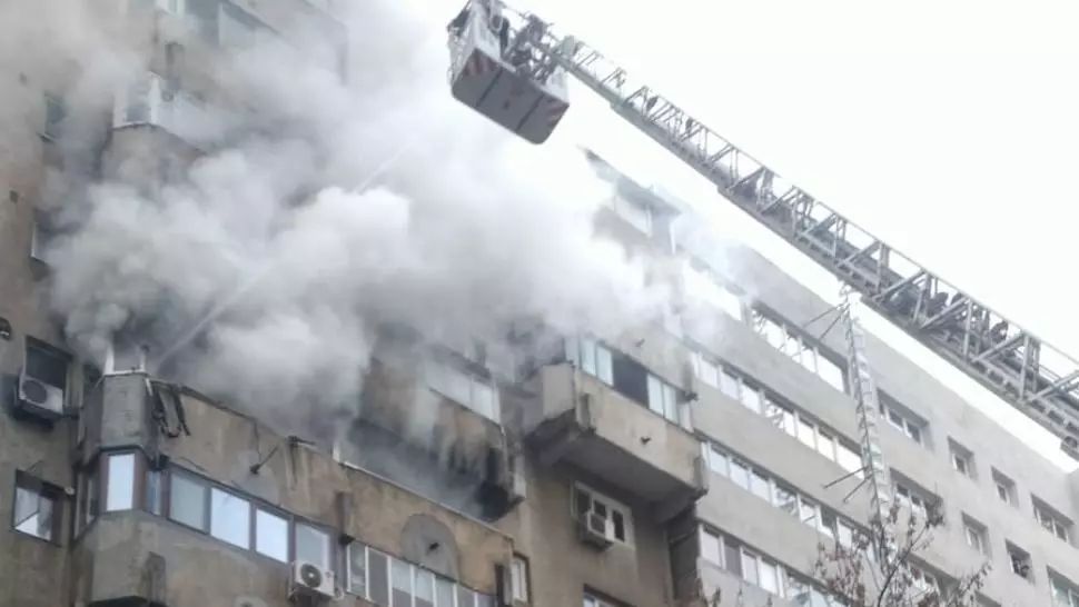 INCENDIU VIOLENT, într-un bloc din cartierul Colentina, din Capitală. Locatarii se autoevacuează pe schele!