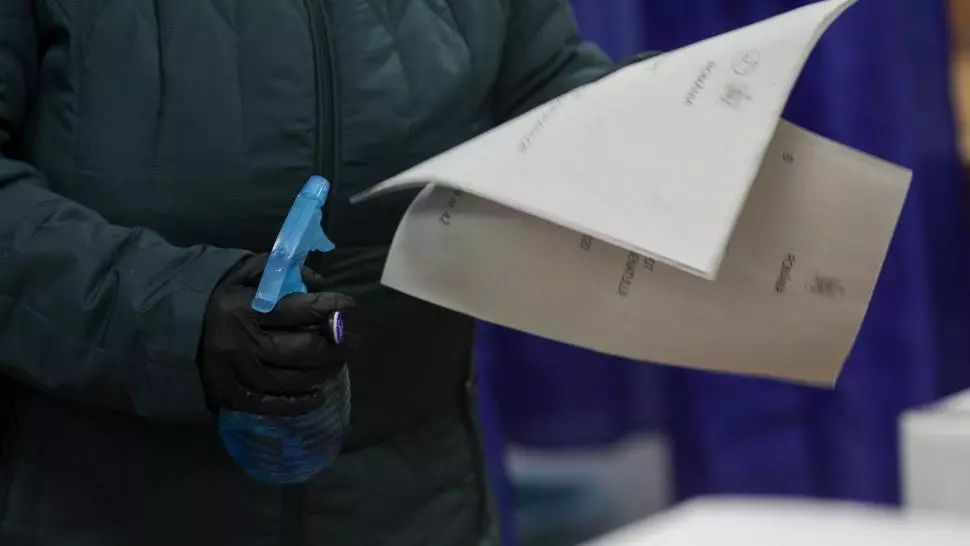 Femeie din Medgidia, amendată cu 4.500 de lei după ce și-a pozat buletinul de vot și a postat fotografia pe o rețea de socializare