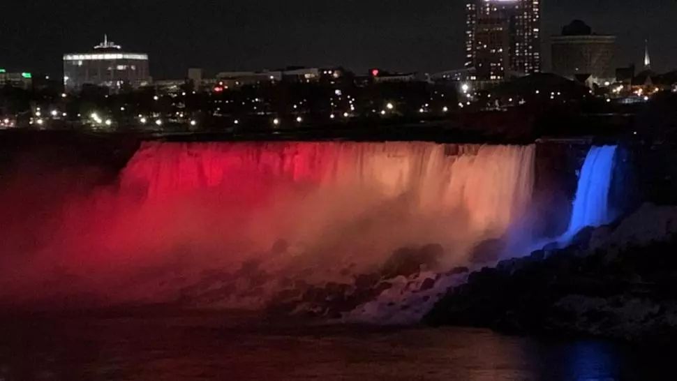 Cascada Niagara, iluminată în culorile drapelului românesc de Ziua Națională (decembrie 2020) Foto: accentmontreal.com