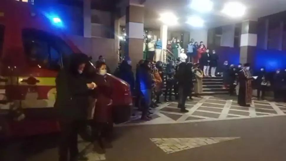 VIFEO Ultim omagiu emoționant. Sicriul unui medic sucevean răpus de COVID, condus cu aplauze de colegi