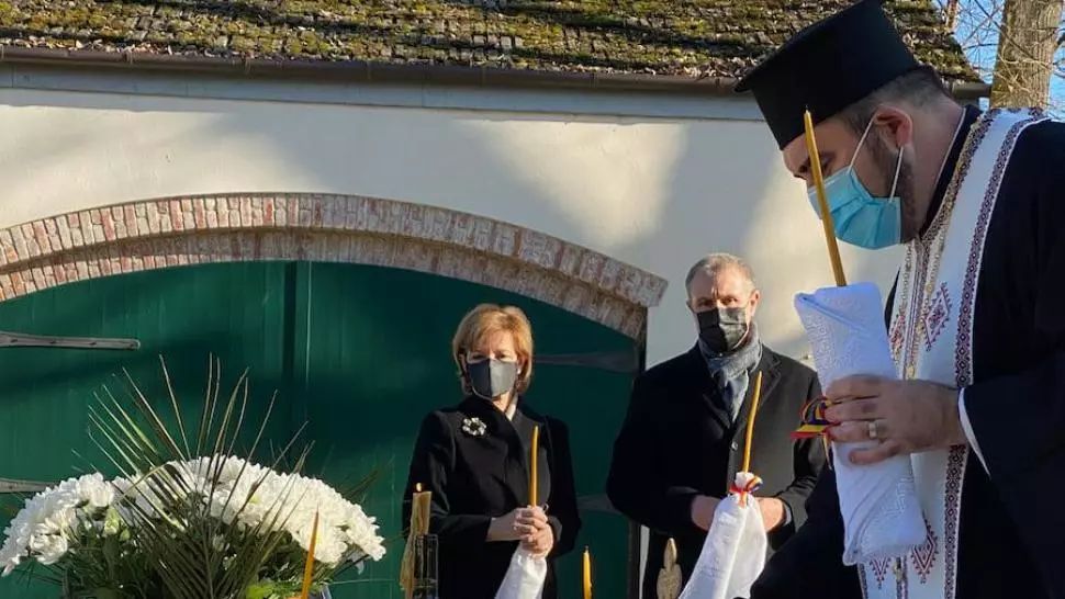 FOTO + VIDEO Trei ani de la moartea Regelui Mihai. Slujbă fără public la Săvârșin 