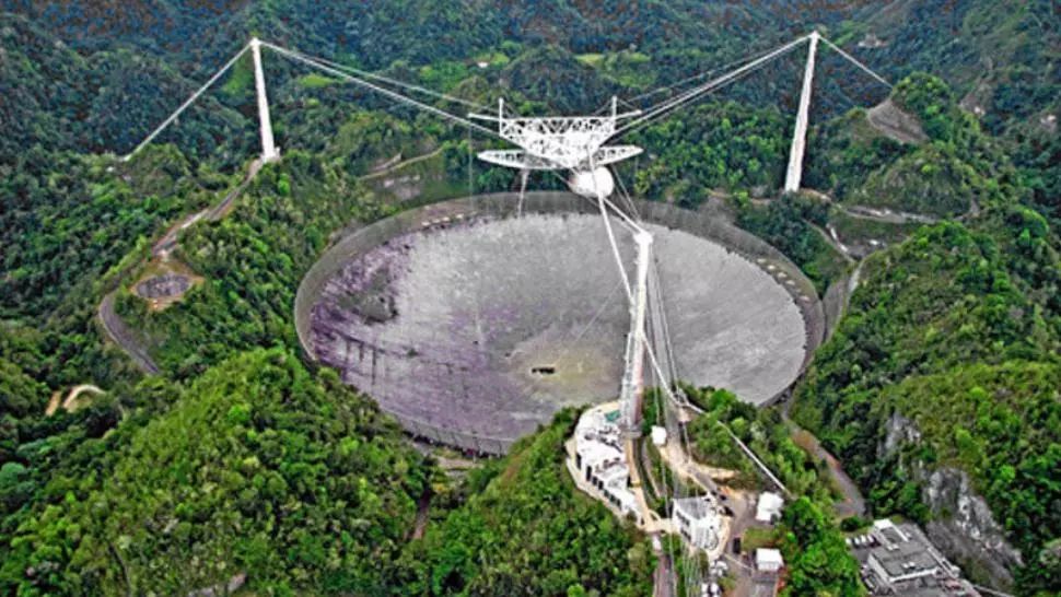 Radiotelescopul gigant Arecibo s-a prăbușit brusc, într-un mod neplanificat. Expert: